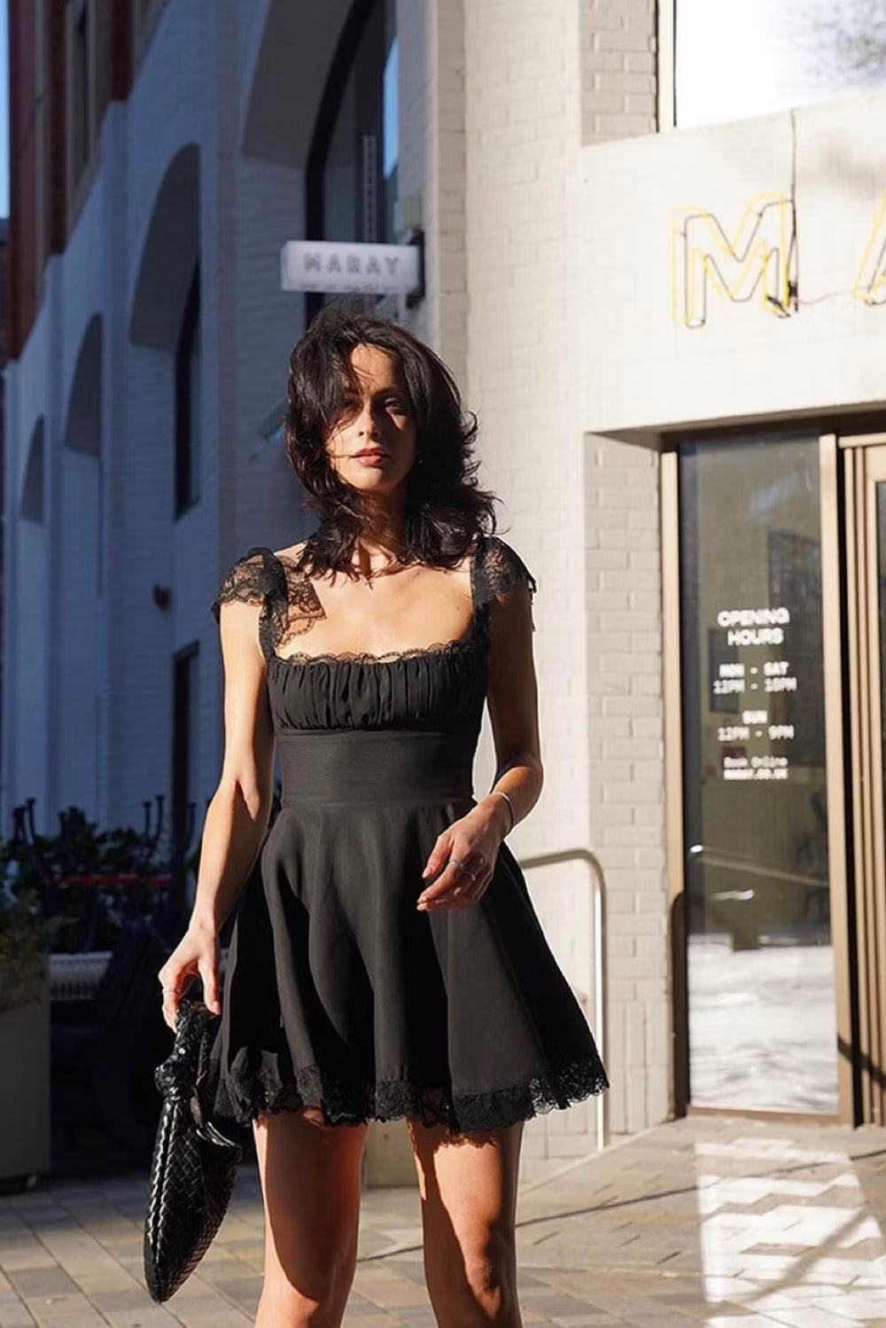 Vestido mini em renda Bianca com laço nas costas