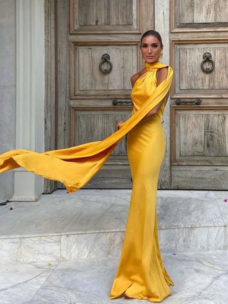 Vestido Yanna em cetim halter e costas abertas