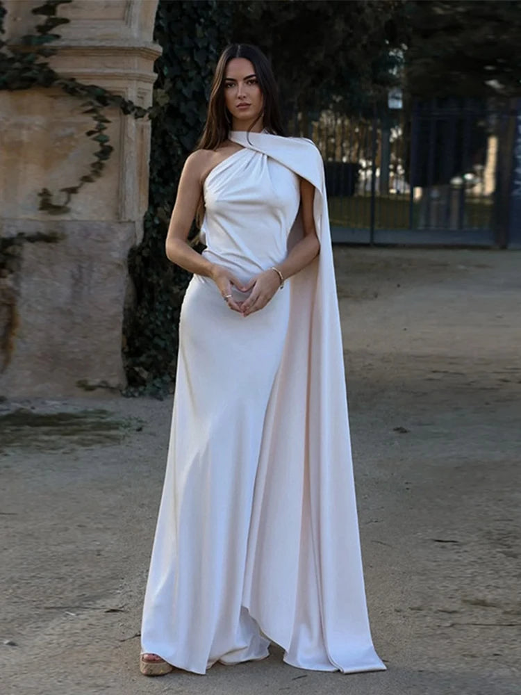 Vestido Yanna em cetim halter e costas abertas