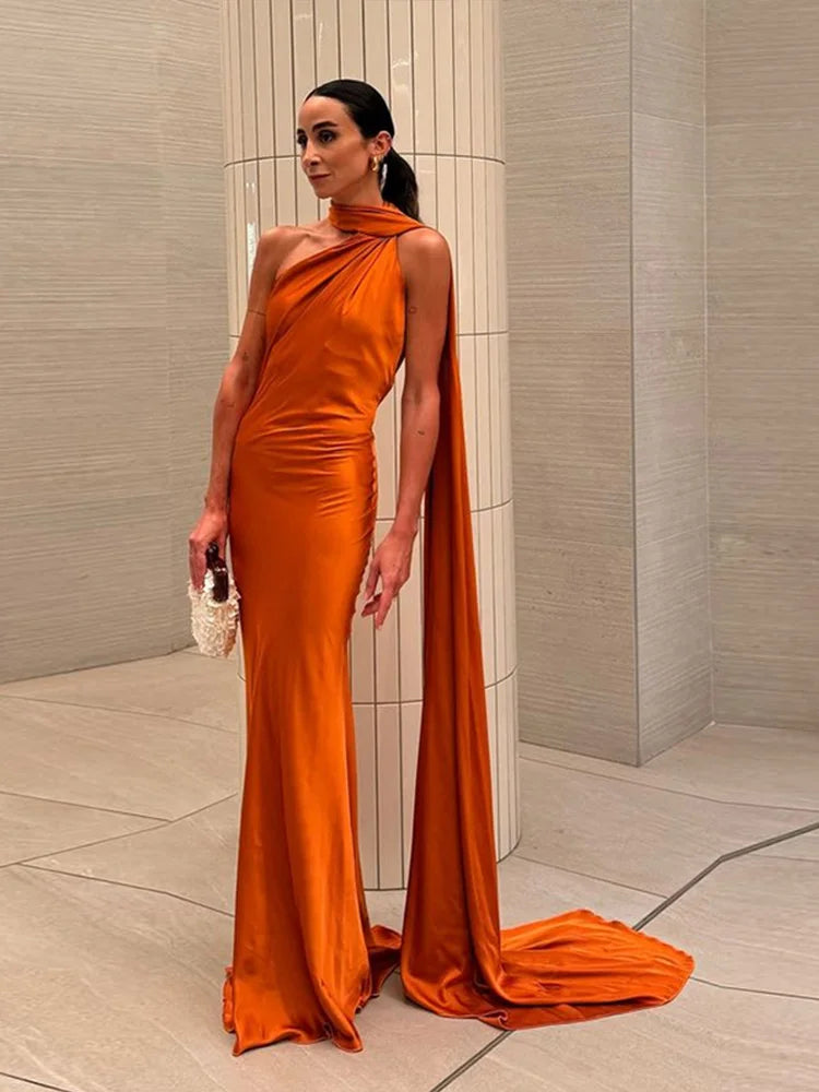 Vestido Yanna em cetim halter e costas abertas