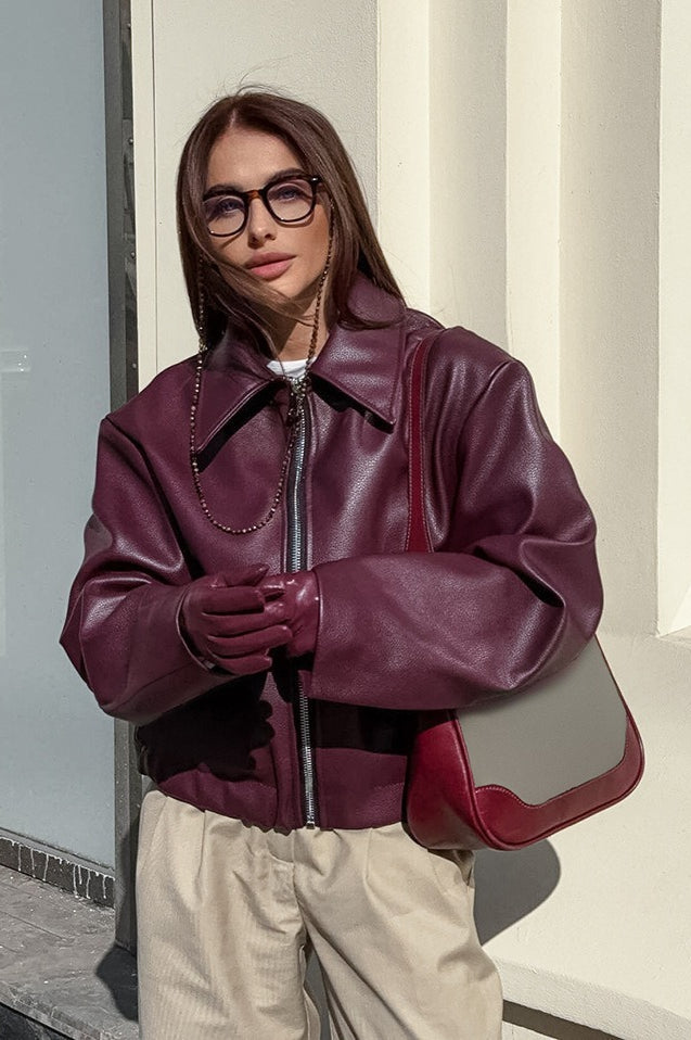 <h2>Casaco Azara Vintage em pele sintética para mulher</h2>
<p>Sábado à tarde, a pesquisar em lojas vintage com amigas — o tipo de dia que pede um casaco que pareça já ter história. A pele vegan castanha e quente do Azara e o corte relaxado, ligeiramente 