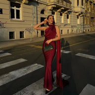Vestido de noite sem costas em cetim Demetra com decote halter