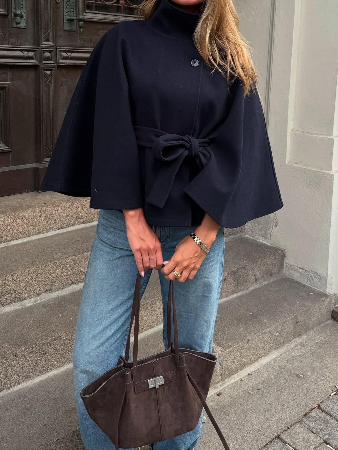 Casaco Capa Elegante de Gola Alta com Cinto Arianne