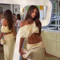 Conjunto Arlette em cetim: top curto plissado e saia